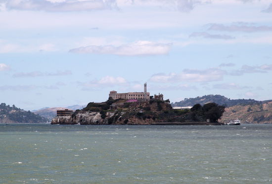 Die Insel Alcatraz von der Fisherman's Wharf aus, von wo auch die Fähren zur ehemaligen Gefängnisinsel starten.