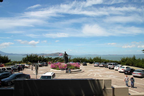 Mit dem Coit Tower im Rücken hatte man einen tollen Rundumblick auf die Bucht von San Francisco.