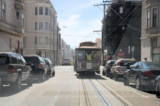 Ein Cable Car in voller Fahrt aus dem Auto fotografiert.