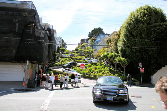 Die sehr bekannte und steile Lombard Street. Wir sind sie mit unserem Mietwagen ebenfalls heruntergefahren.