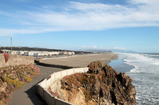 Der Blick vom Cliff House auf den weiten Strand im Westen von San Francisco.