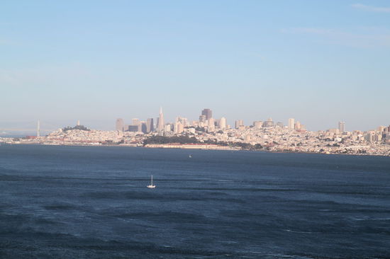 Nach der Fahrt über die Golden Gate Bridge hatte man eine tolle Sicht auf die Innenstadt von San Francisco.