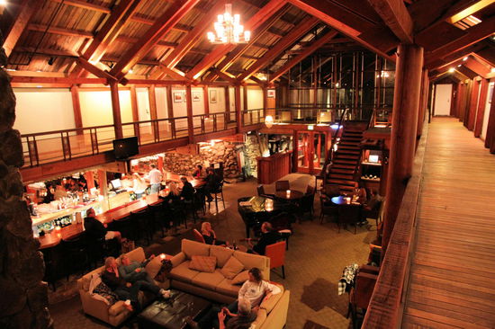 Der Blick von unserer Zimmertür in den Aufenthaltsbereich. Hinter der Bar gab es noch ein Edelrestaurant mit Meerblick und toller Speisekarte, aber wir hätten bis 21.30 Uhr auf einen Tisch warten müssen, sodass wir uns für die reduzierte Karte im Aufenthaltsbereich entschieden. Unser Zimmer war gut für den Preis. Der normale Preis von über 200$ wäre aber total überteuert gewesen.