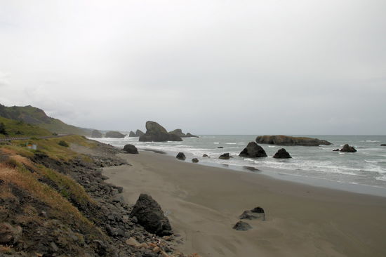 Am nächsten Morgen fuhren wir bei Regen über die Grenze nach Oregon. Hier gab es viel Regen und noch mehr wilde Küstenlandschaft. Da der Regen nicht aufhören wollte, sind wir (bis auf kurze Unterbrechungen zur Nahrungsaufnahme!) durchgefahren bis Newport.