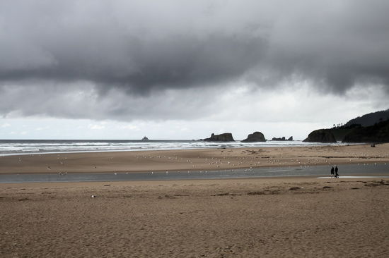 ... und Strand mit dunklen Wolken ...