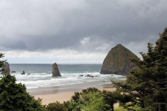 Der Haystack Rock bei Cannon Beach von oben (auf dem Hügel des Haystack Hill State Park).