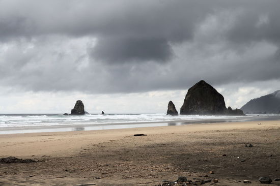 ... und der Haystack Rock vom Strand aus. Ohne das ganze Grünzeugs drumherum sieht es gleich viel dramatischer aus. 