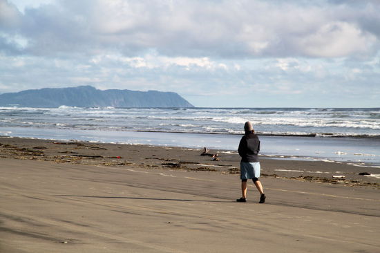 Lizzy genoss warm eingepackt die Abendsonne am Strand, während ich darauf wartete, ...