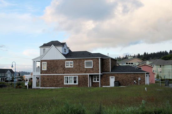 Neubaugebiet östlich der Innenstadt von Astoria. Das Haus kommt ganz ohne Garten aus! Von der vorderen Straße geht das Haus in einem über in die Doppelgarage an der hinteren Straße. Eine konsequente Ausnutzung/Überbauung des Bauplatzes - man spart auf jeden Fall den Rasenmäher.