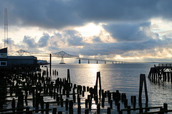 Die Astoria-Megler-Brücke ist eine 6,5 Kilometer lange Stahl-Fachwerkbrücke über den Columbia River und verbindet Astoria/Oregon mit Point Ellice in der Nähe von Megler/Washington. Die Brücke wurde 1966 als letztes Teilstück des Highway 101 von Los Angeles/Kalifornien bis nach Olympia/Washington fertiggestellt.
