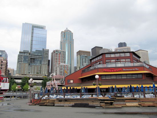 Auf dem Fußmarsch zurück zum Hotel gingen wir an der Waterfront entlang und hatten hier ein nettes Abendessen mit toller Aussicht auf den Hafen.