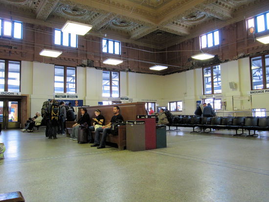 Die King Street Station, die teilweise noch den Glanz der vergangenen Zeiten erahnen ließ. Hier mussten wir vorher noch (wie am Flughafen) unser Gepäck aufgeben ...