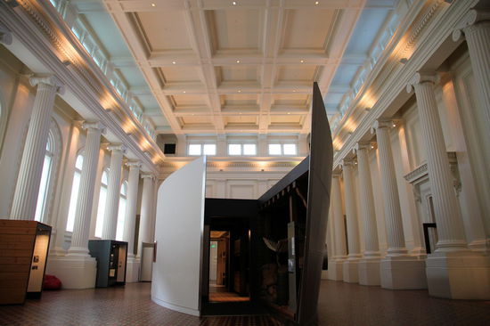 Die große Halle im Immigration Museum. In der Mitte der Halle ein stilisiertes Auswandererschiff. Im vorderen Teil mit der Ausstattung aus der Mitte des 19. Jh. und im hinteren Teil mit der Mitte des 20. Jh..
(Lizzy) Das interessanteste fand ich, waren die persönlichen Auswanderergeschichten. Vor allem die, wo Besucher des Museums ihre eigenen Auswanderungsbiographien in einen Computer eintragen haben und man diese dann lesen konnte.