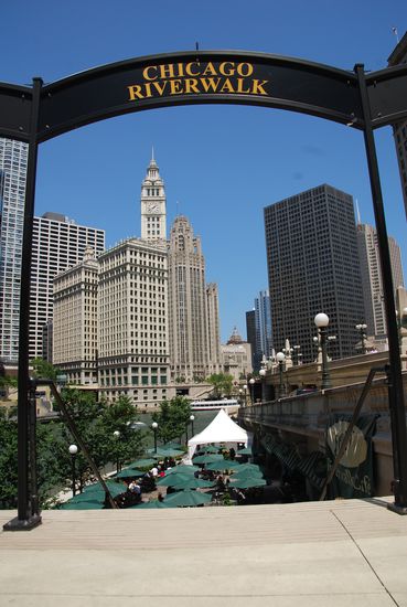 Blick ueber den Chicago River auf die historische Skyline