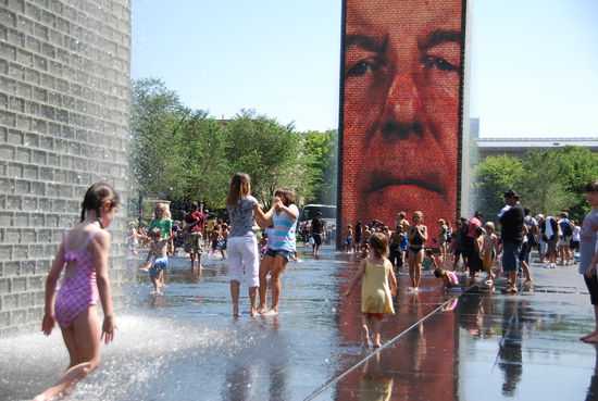 Summer in the city mit vielen nassen Kindern