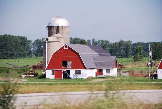 Bauernhof mit Schweden-Scheune
