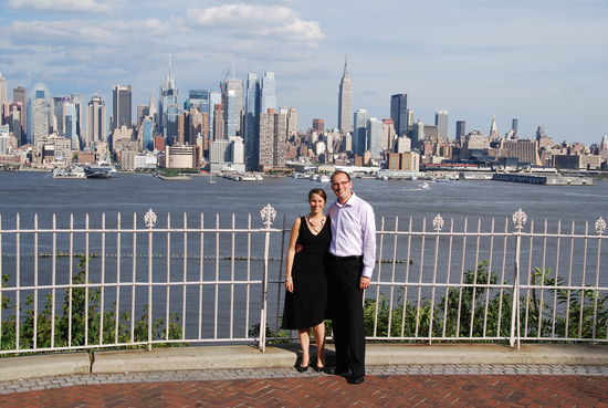 Wir in Abendrobe vor der Skyline (Blick von Jersey City aus)