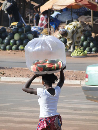 melonen-verkauferin in den strassen von burkina faso