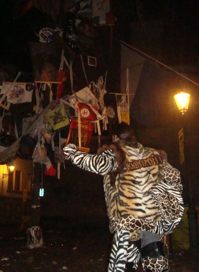luzern - knüsimbi vor dem fasnachtsbaum