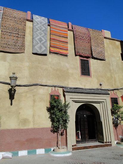 teppichhändler in den strassen von marrakesch