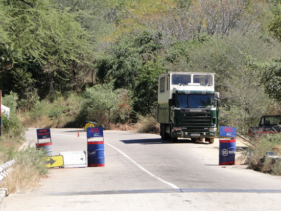 on tour in zambia - polizeikontrolle vor brücke