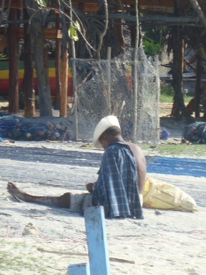 zanzibar - fischerman an der beach