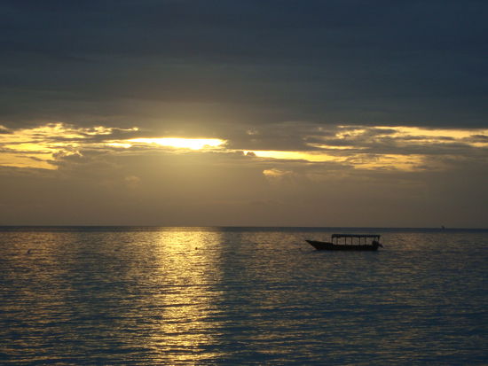 zanzibar - sonnenuntergang an der beach von nungwi