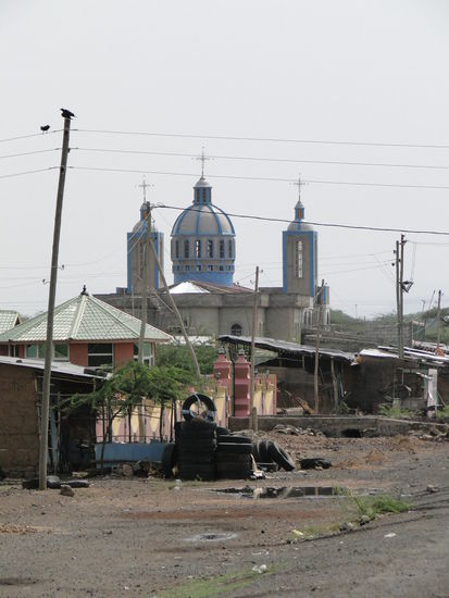 typisches bild für äthiopien: slums und kirchen prunkbauten