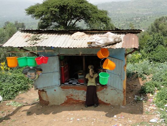eimer shop auf dem weg nach harar. farbenfroh