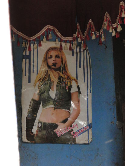 lalibela - inmitten von kirchen findet man britney in einer bar. nicht sehr keusches foto....