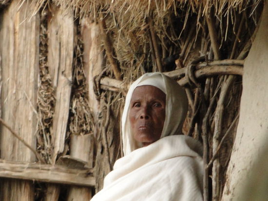 community village: eine der dorfführerin