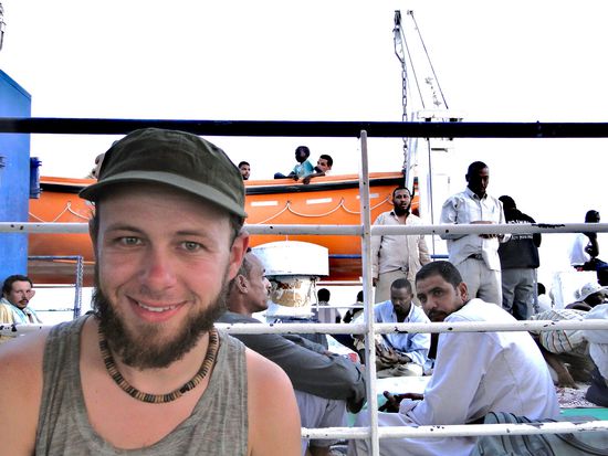 auf der fähre nach ägypten - im hintergrund mein netter "bettnachbar"!