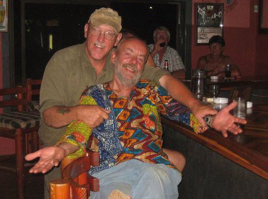 tony (mit buntem shirt) und wil in einer bar in namibia