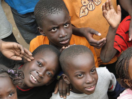 mali - wir sind immer eine attraktion wert - bild geschossen aus dem truck