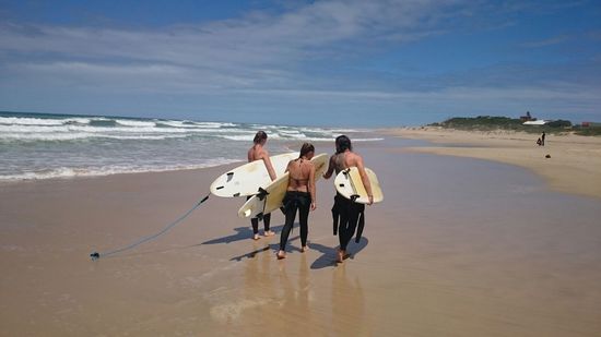jeffreys bay - nach getaner arbeit (lisa, ina und ich auf dem rückweg...)