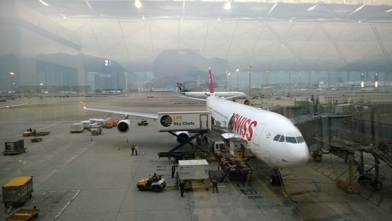 hong kong flughafen - swiss und hinten south african airways. i like!