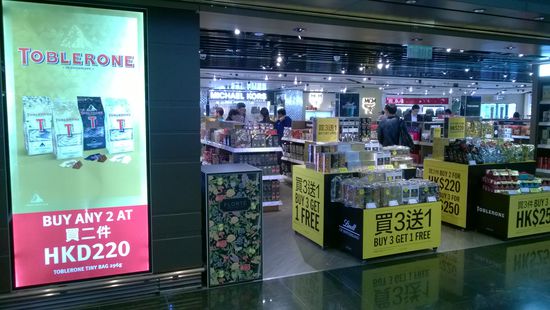 hong kong flughafen - überall schweizer schokolade