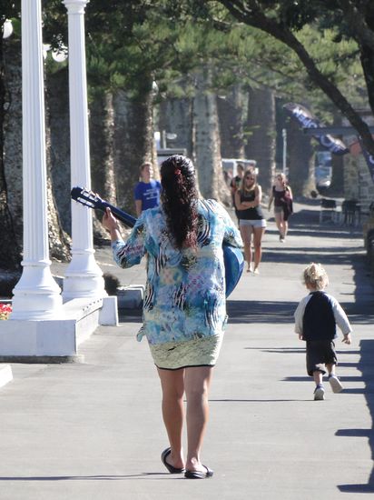 napier - auf dem gehsteg singt eine mutter mit gitarre für ihr kind. herrlich!