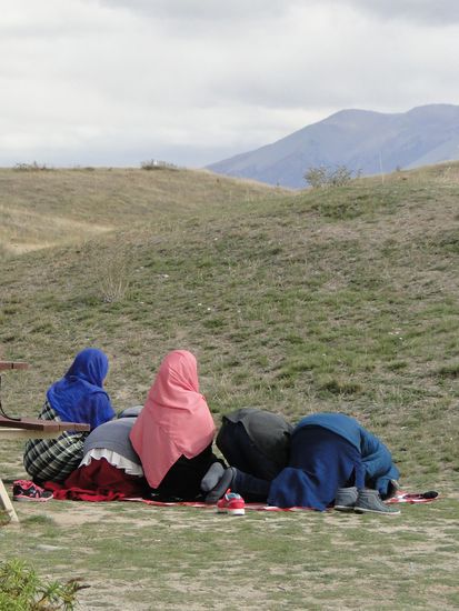 und jeder/jede geniesst das paradies auf seine weise. sei es beim beten...