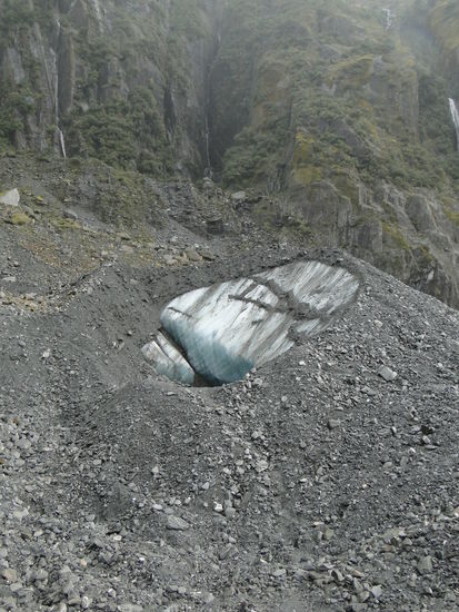 franz josef gletscher - auf dem rückweg, einige hundert meter von der gletscher zunge entfernt, fand man diesen eisblock unter gestein