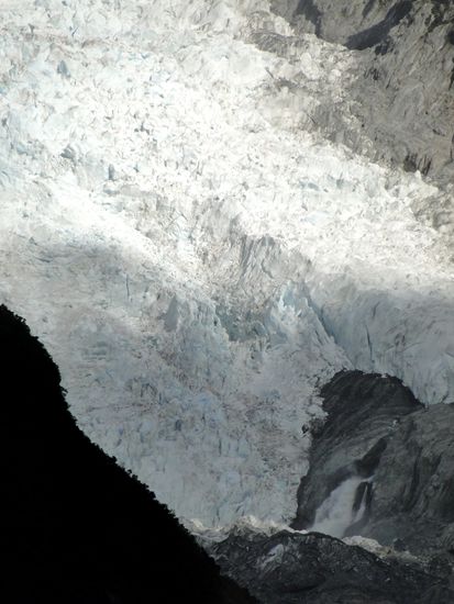 franz josef gletscher - gletscher zunge mit wasserfall (geschmolzenes eis)
