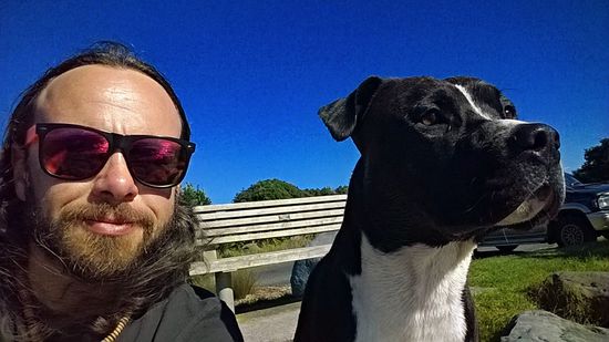 neue freunde habe ich auch gemacht - nach der surfsession schaute ich den anderen beim surfen zu und hund hat auf herrchen gewartet, der ebenfalls draussen in den wellen war...