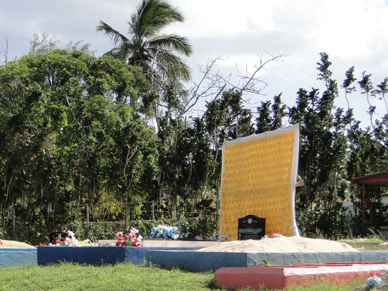 letzte ruhestätte in tonga - die gräber sind so schön dekoriert, weil man mit den toten weiterhin geburtstag und weihnachten feiert, einfach dann auf dem friedhof!