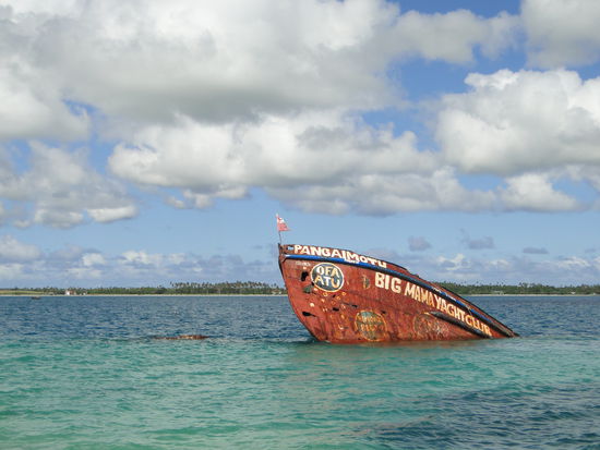 insel pangaimotu - eines der vielen schiffswracks