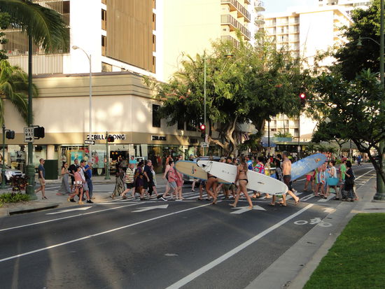 ... so sieht der ganze trubel in etwa aus an der waikiki promenade