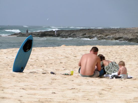 north shore - pipeline - ein normaler familien tag am strand, board immer dabei