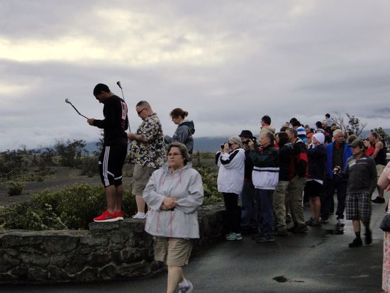 volcano tour - massenandrang beim eindunkeln