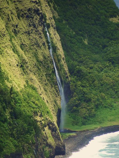 waipio vally mit wasserfall direkt ins meer