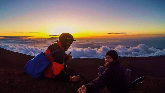 haleakala - lukas und meine wenigkeit beim gemütlichen sonneuntergang