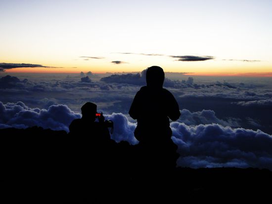 haleakala - lukas und natalie beim betrachten des schauspiels